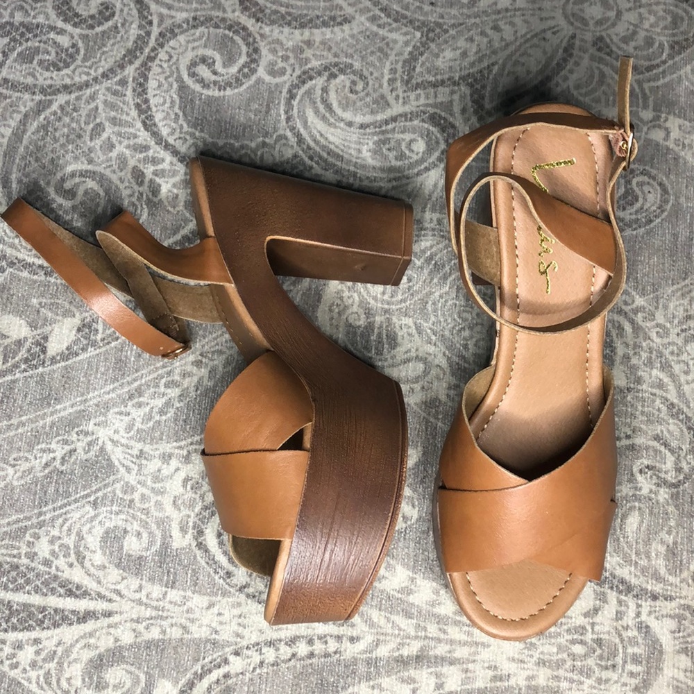 Lulu’s chunky, platform tan/brown heels size 8